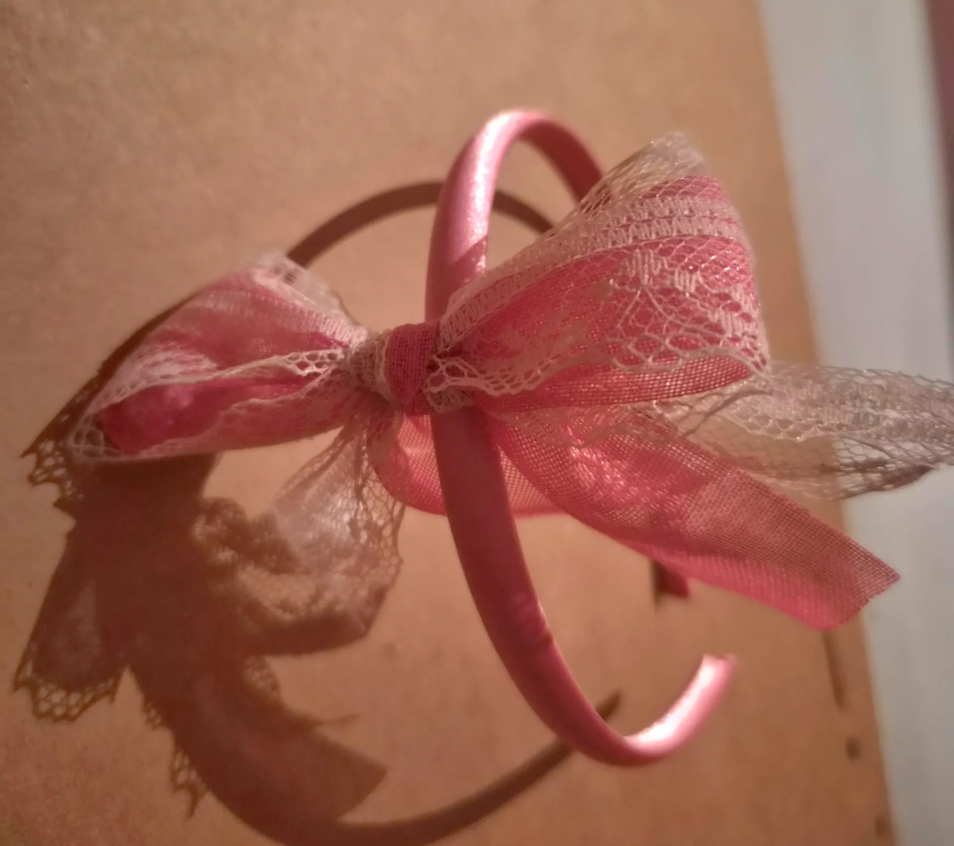 Roze strik met kant op diadeem