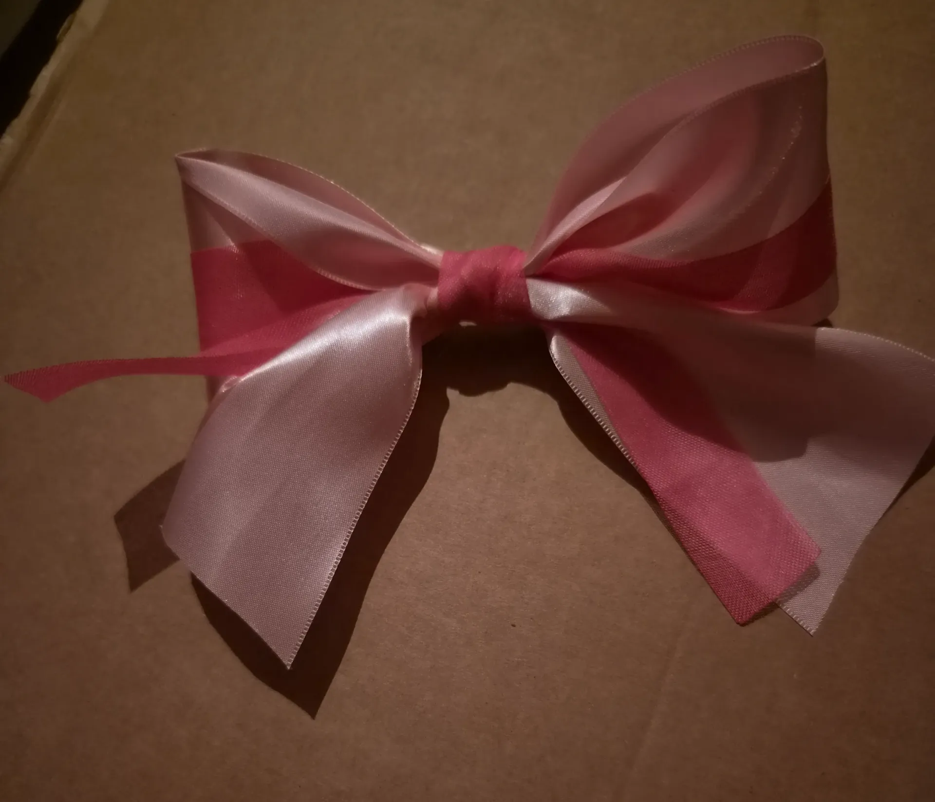 Grote roze strik met fushia op speld