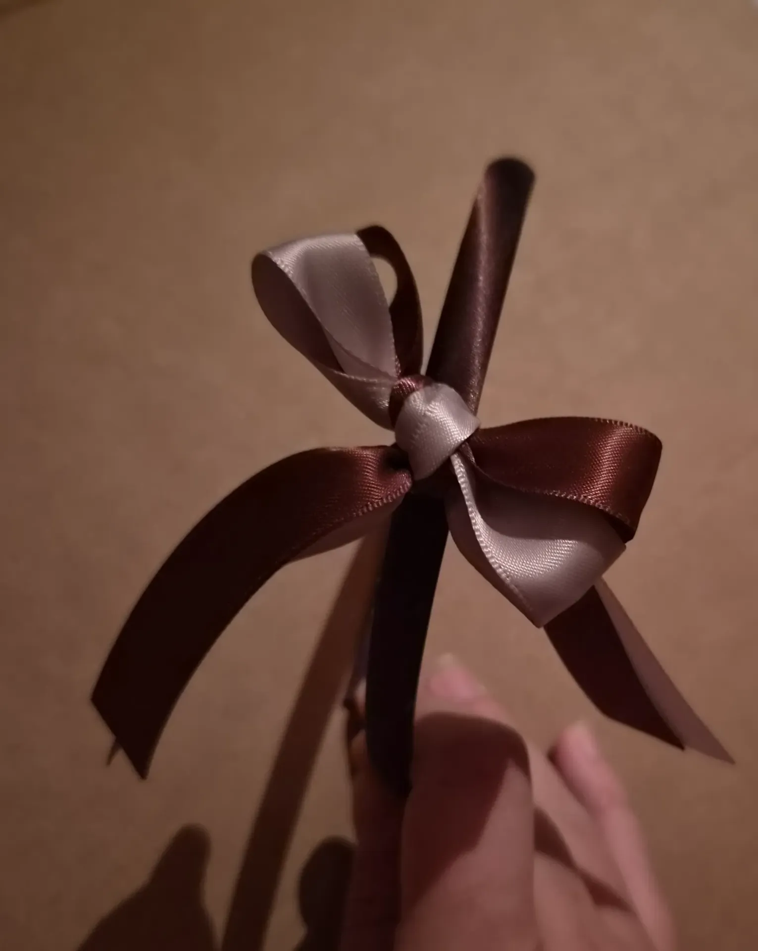 Bruin roze strikje op diadeem