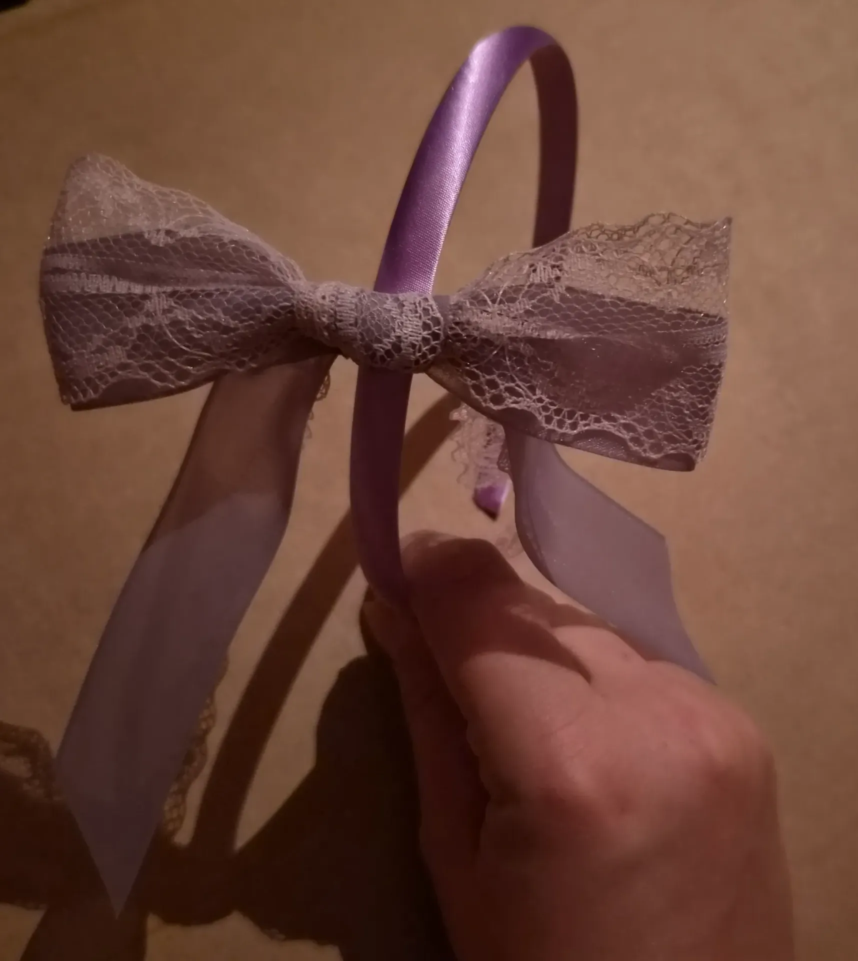 Roze strik met kant op diadeem